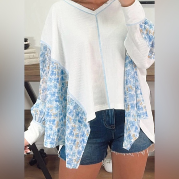 NWOT POL Oversized Blue Floral Knit Top Size Small - Picture 3 of 6